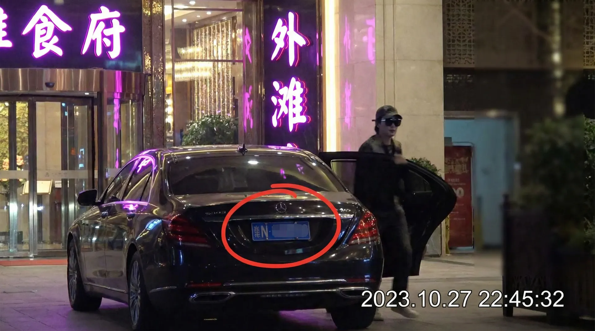 里番-里番动漫视频最新资源与精选动漫|里番 - 豪车餐厅外被拍